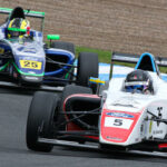 personer i en F1-bil (AI text)