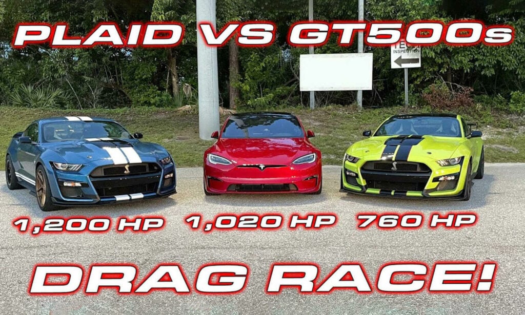 En drag-race mellan en Ford Mustang och en GT500. (AI text)