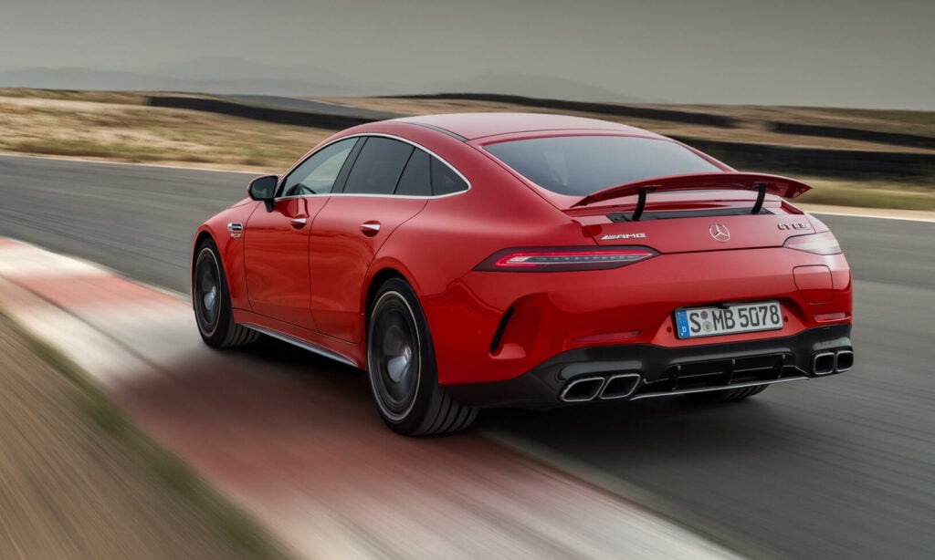 Mercedes-Benz S-kupé som kör på en bana. (AI text)