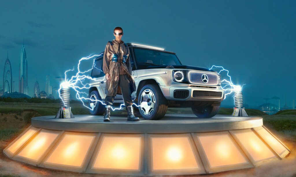 En man står på en plattform med en bil därpå. (AI text)