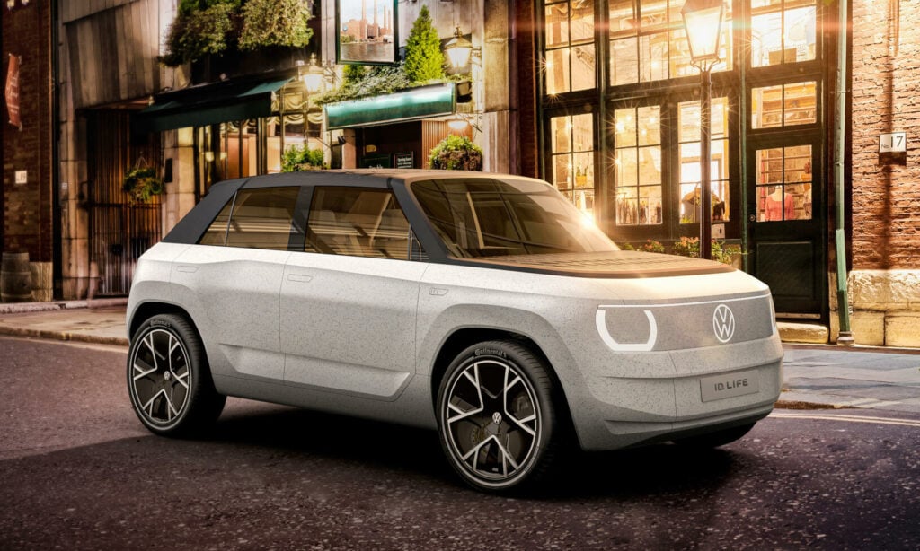 En bil står parkerad på en gata. (AI text)