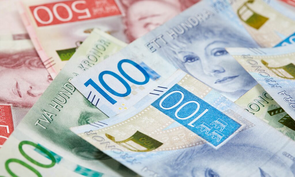 En stapel svenska sedlar. (AI text)