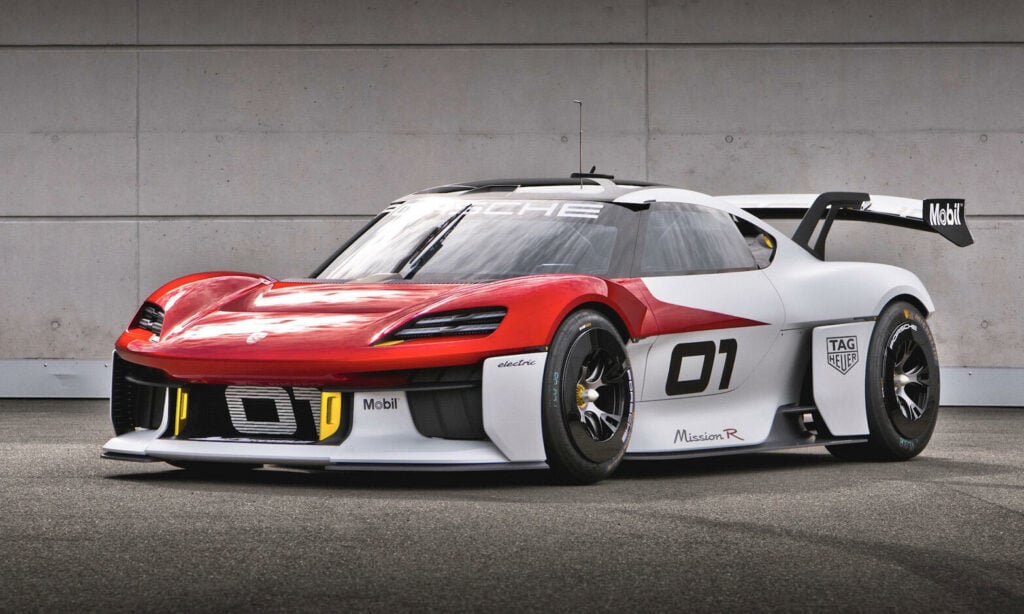 Porsche Evo-racebil parkerad framför ett byggnad. (AI text)