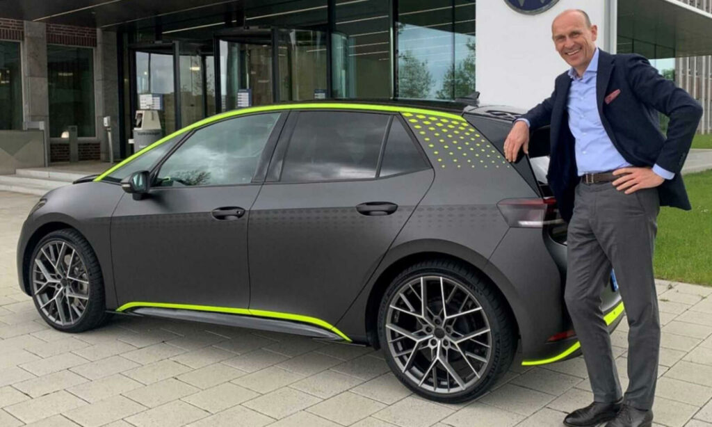 Märkeschefen Ralf Brandstätter med konceptbilen ID.X som nu ska gå i produktion.