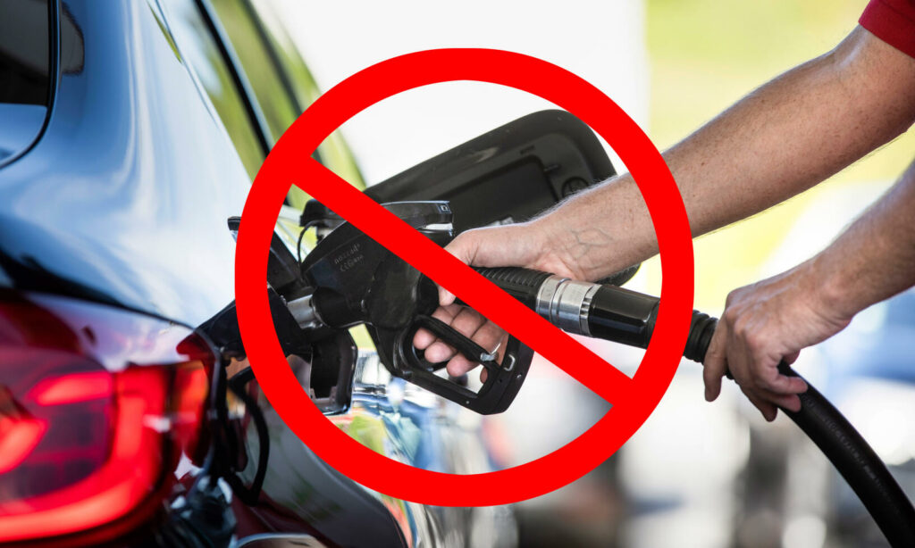 En man fyller på sin bil med bränsle. (AI text)