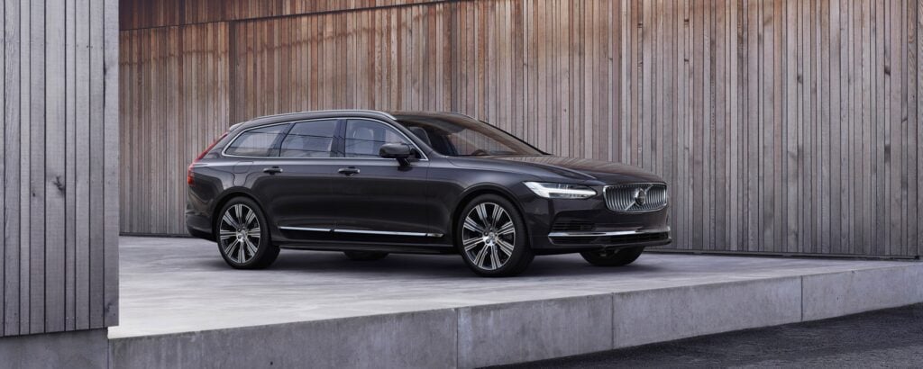 Volvo XC90 står parkerad framför ett byggnad. (AI text)