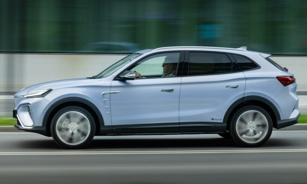 En blå Hyundai Ioniq kör nerför en stadsgata. (AI text)