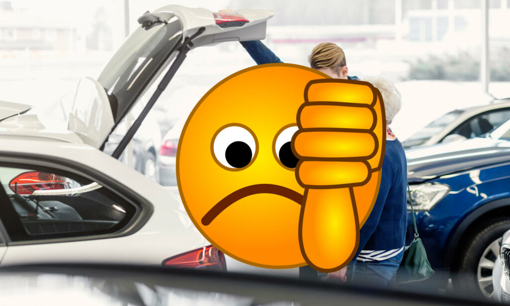 En kvinna tittar på en bil i en bilstation. (AI text)