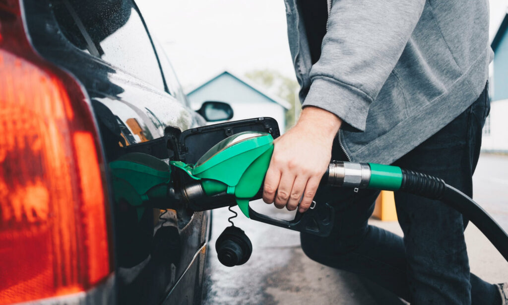 En man fyller på sin bil med bränsle. (AI text)