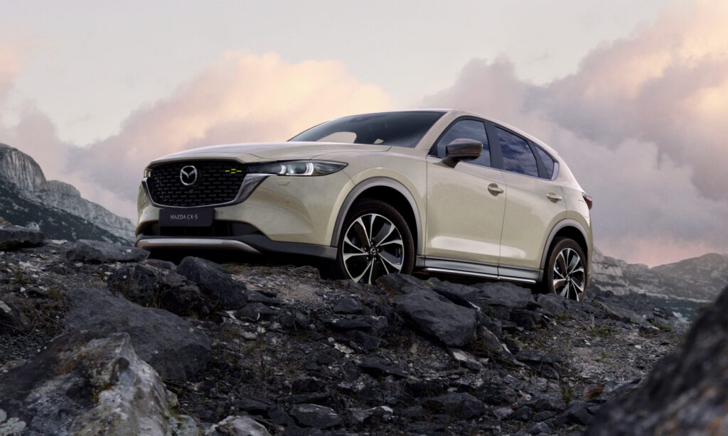 Off-road-inspirerade Mazda CX-5 Newground i den nya lackkulören Zircon Sand.
