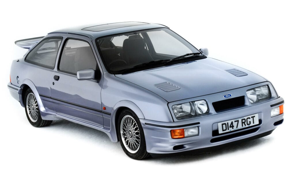 En silverfärgad Ford Escort på ett vitt bakgrund. (AI text)