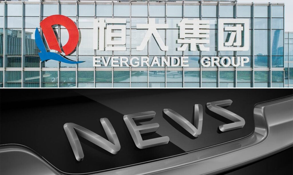 En bil och ett byggnad där det står "Evergrande Group News". (AI text)