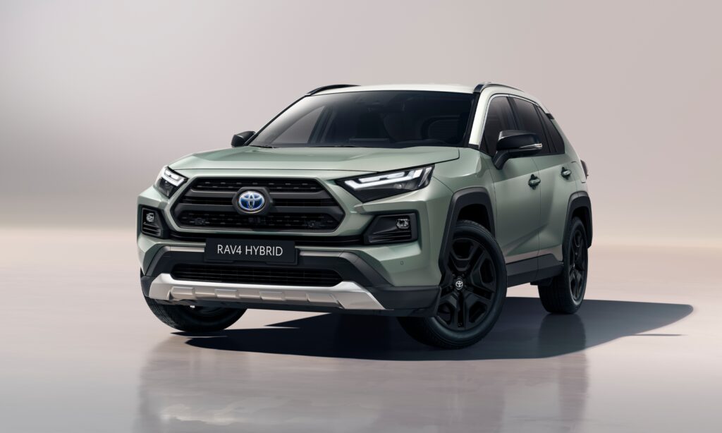 Toyota RAV4 Adventure har en ny ”oöm och tuff” frontdesign med en ny svart grill och en silvrig hasplåt.