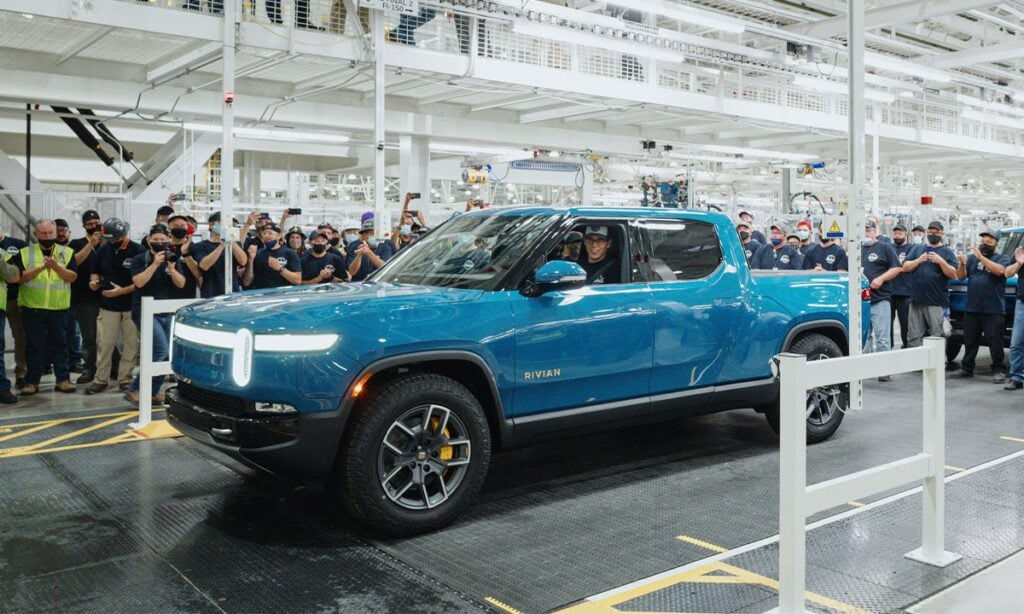 Rivians vd RJ Scaringe körde själv bilen inne på fabriken.