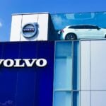 Volvo-bilhandlare i en stad (AI text)