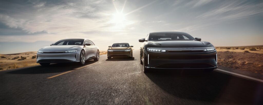 en grupp bilar kör nedför en ökenväg (AI text)