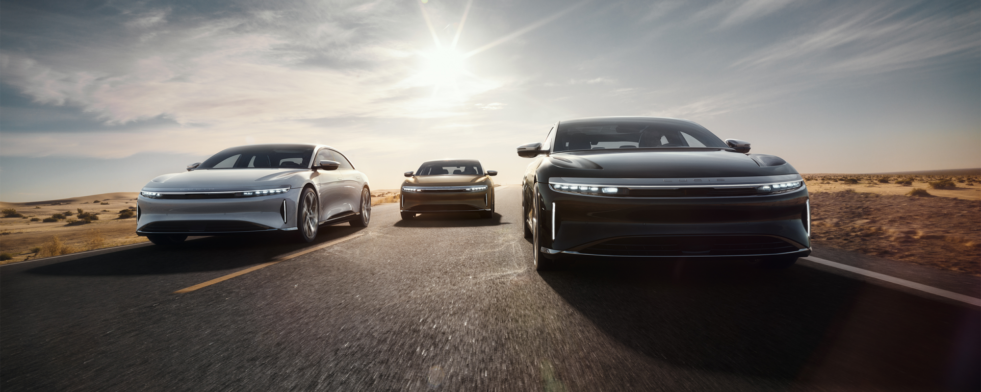 en grupp bilar kör nedför en ökenväg (AI text)