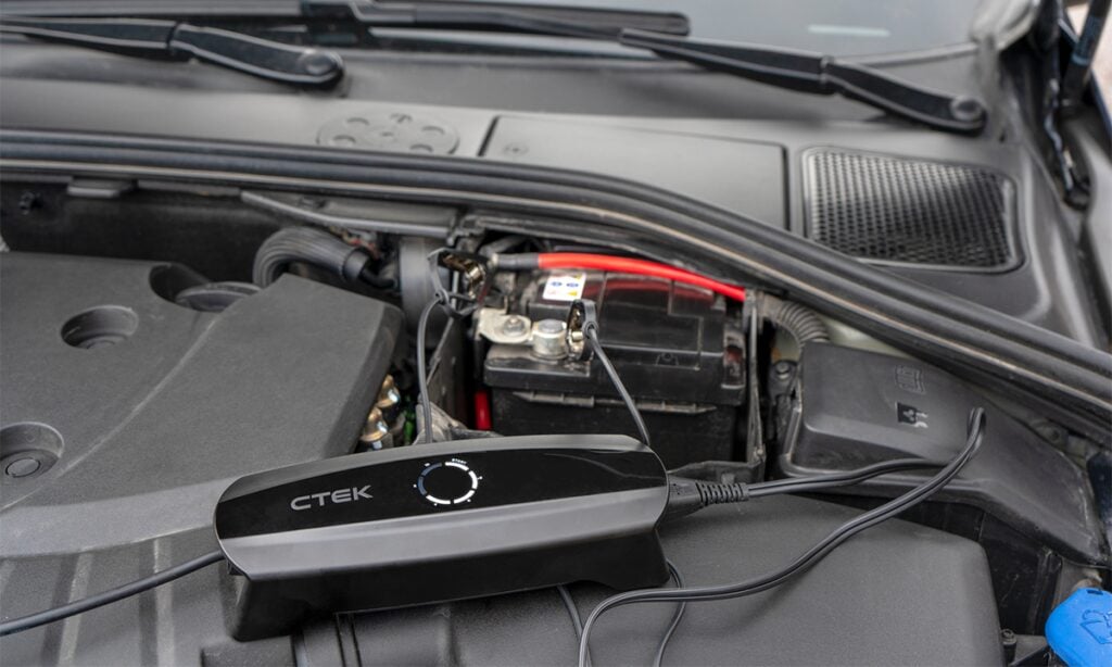 En bilmotor med en batteri och en laddare. (AI text)