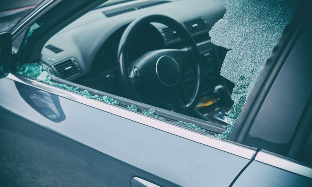 En bil med ett spräckt fönster. (AI text)