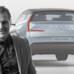 En man står bredvid en bil. (AI text)