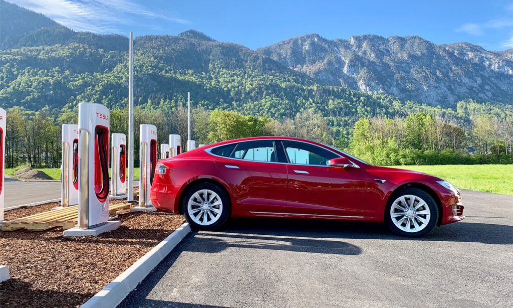En Tesla Model S parkerad vid en elbil-laddstation. (AI text)