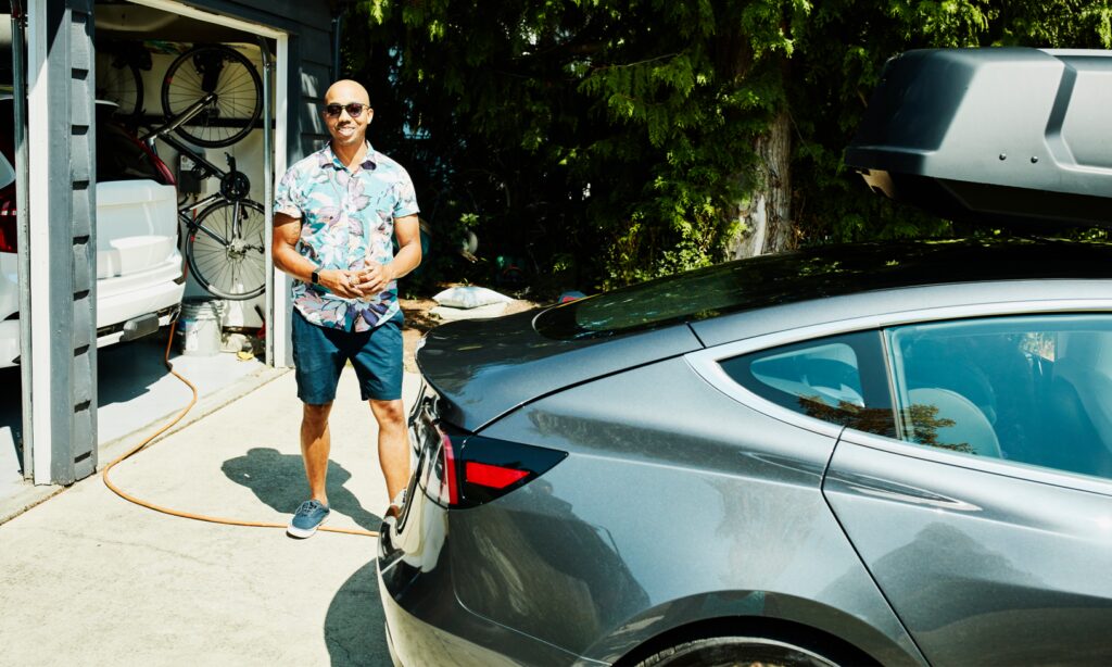 En man och en kvinna står bredvid en bil. (AI text)