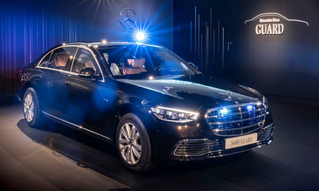 Mercedes-Benz S-class på Glimmer bilmässa (AI text)