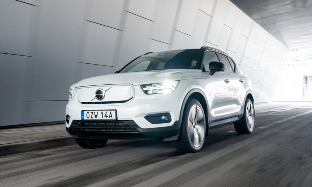 Volvo XC90-terrängbilen kör genom en tunnel. (AI text)