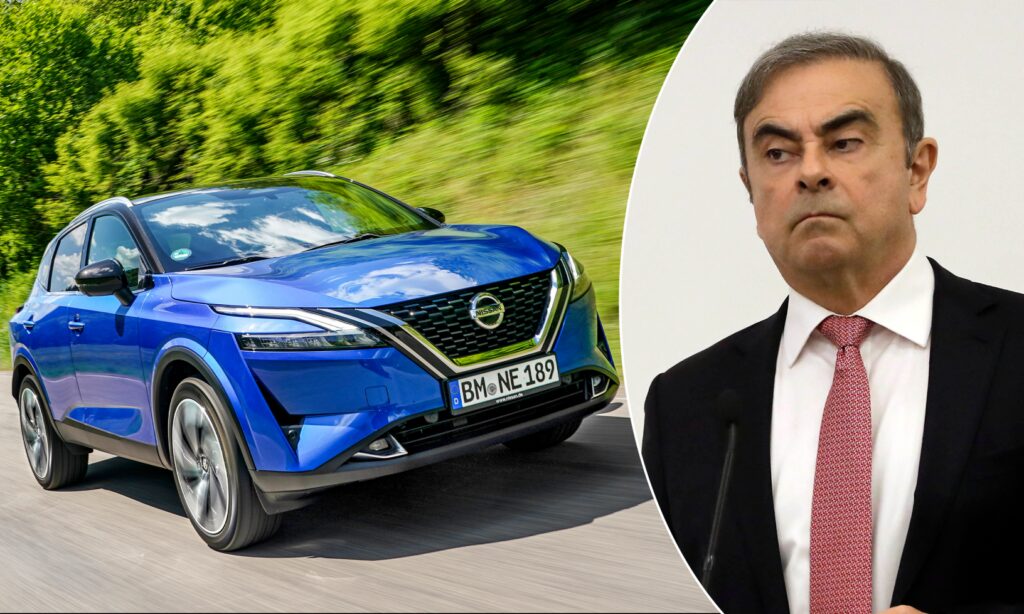 En man i kostym och slips står bredvid en blå Nissan Qashqai. (AI text)