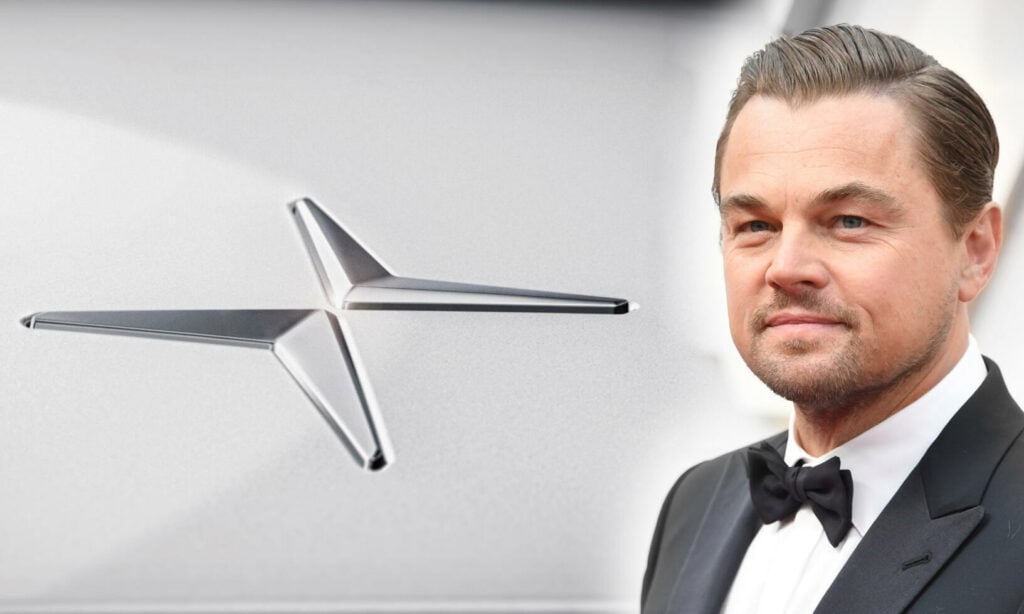 En man i kostym och slips står bredvid en bil. (AI text)