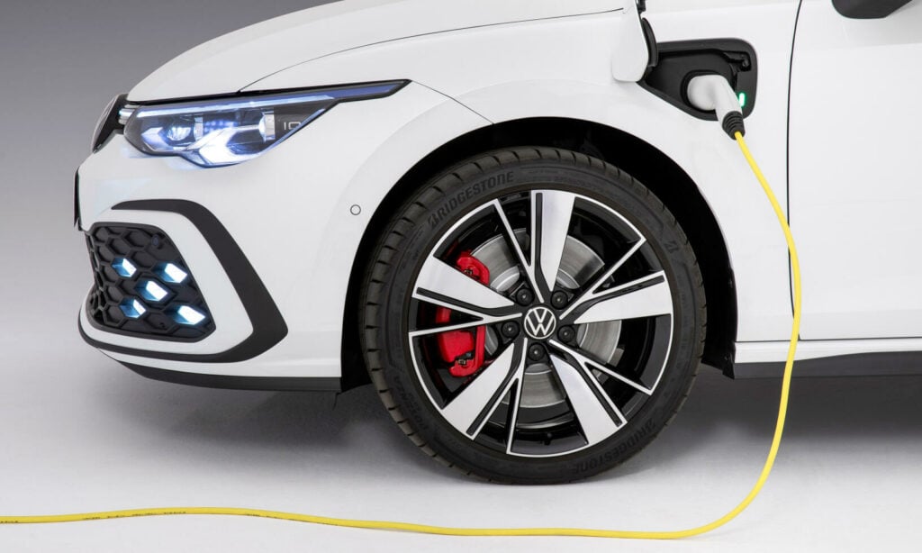 Volkswagen Golf E EV är uppkopplat. (AI text)