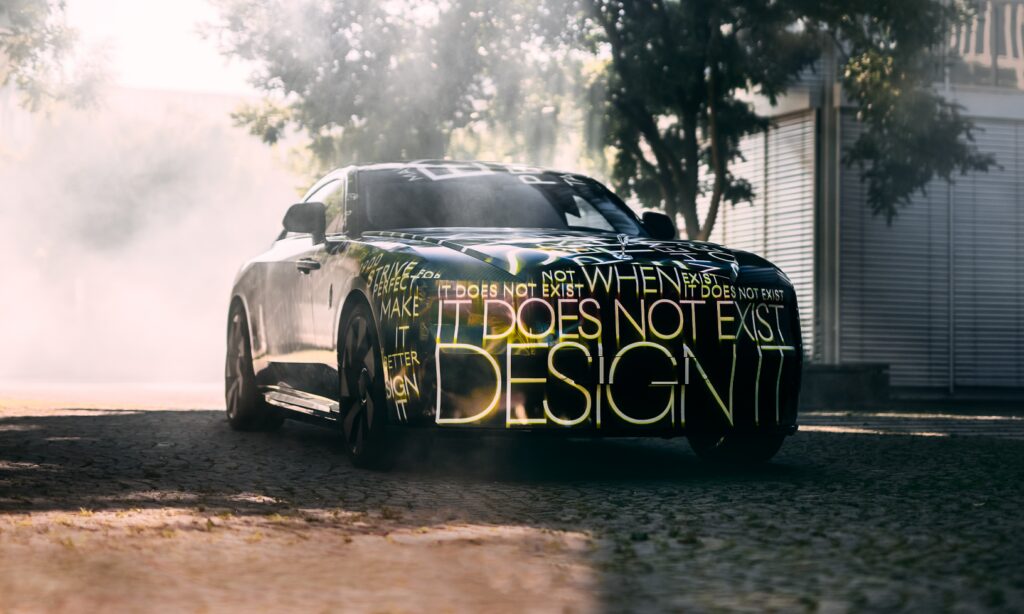 En bil med ett skylt på den. (AI text)