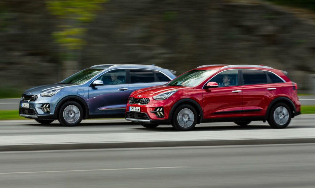 En bil kör nerför en väg. (AI text)