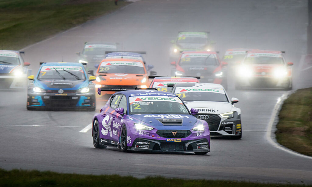 En racebil kör längs banan. (AI text)