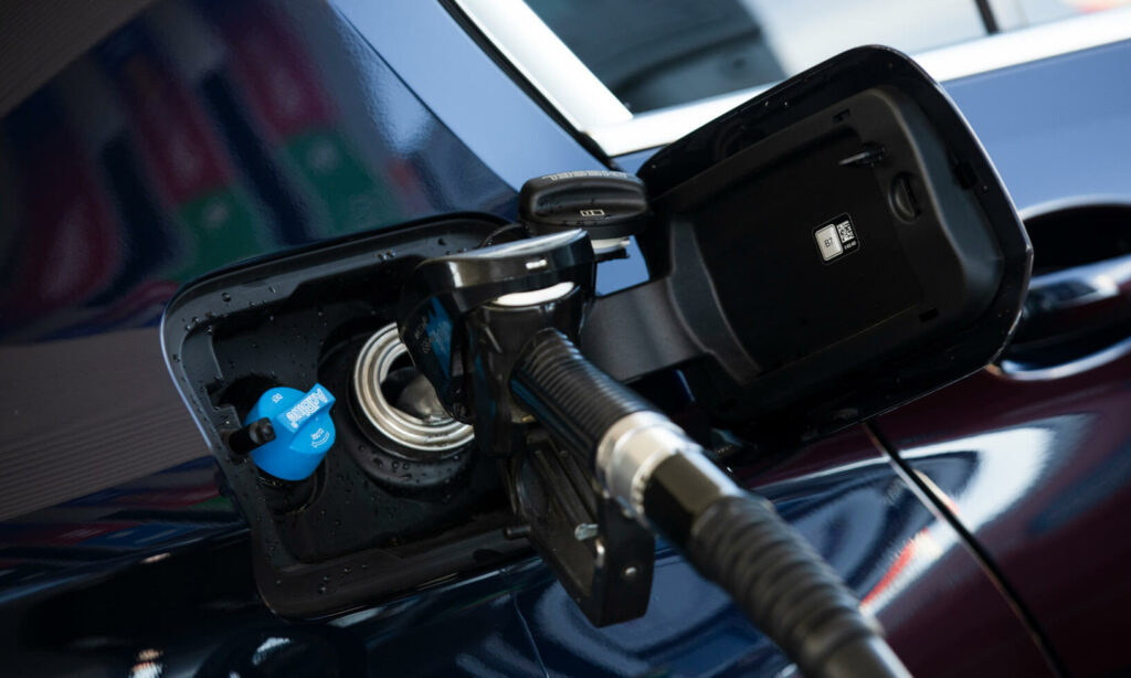 En bil står parkerad vid en bensinstation. (AI text)