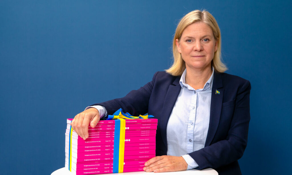 En kvinna håller en rosafärgad bok. (AI text)