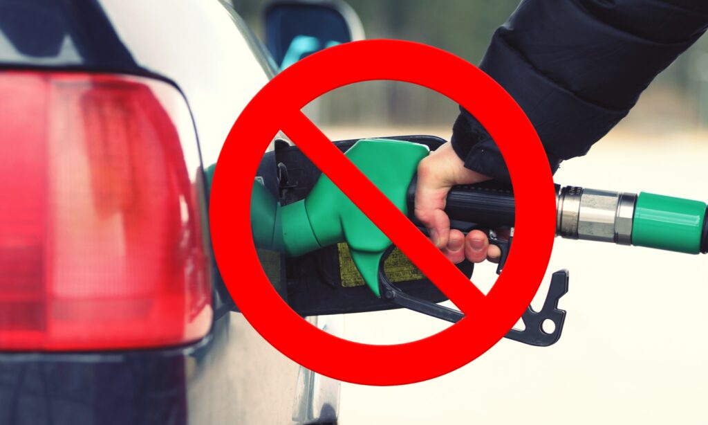 En man tankar sin bil med bränsle. (AI text)