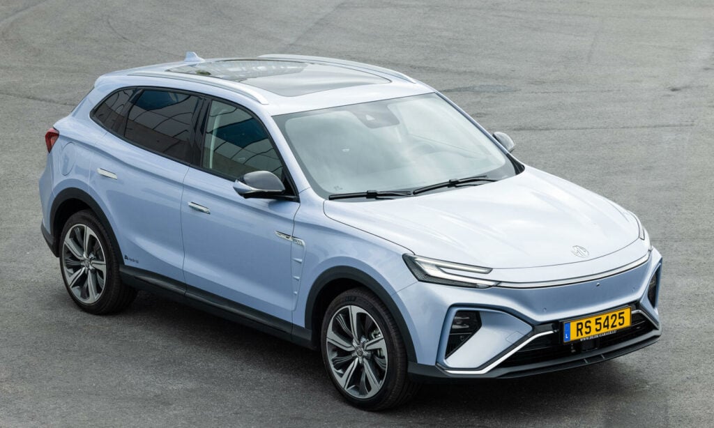 MG Marvel R kan bli Kinas första elsuperbilshjälte – som kan slå undan fötterna på många etablerade tillverkare. Under första halvåret har MG sålt fler bilar i Europa än vad Polestar har sålt i hela världen. Sverige ligger etta med 2 892 exemplar, enligt MG:s interna siffror. Totalen är 12 268, mot 8 555 Polestar i Europa, eller 9 363 i hela världen. I dagsläget finns det 38 återförsäljare i Sverige, men inom kort ska det bli 55 återförsäljare. Den nordligaste är än så länge i Uppsala.