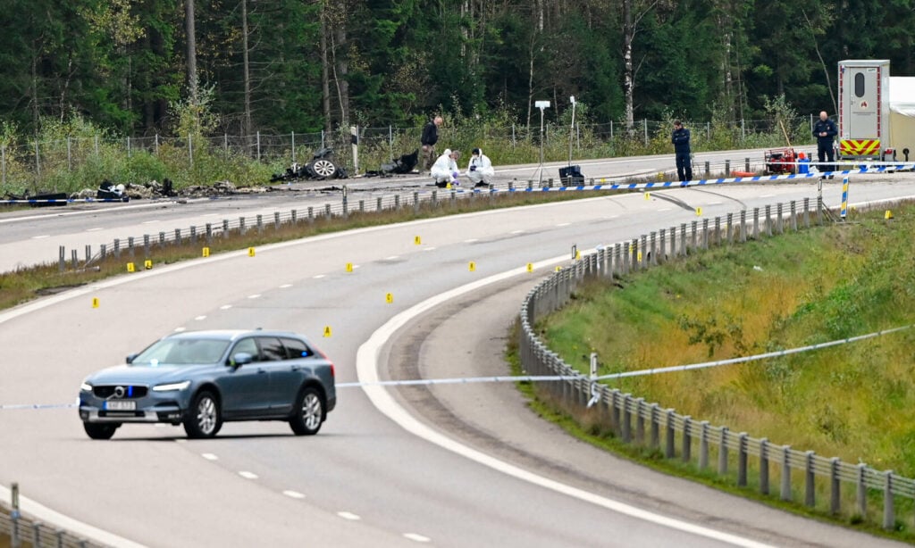 En bil står stilla på en motorväg. (AI text)