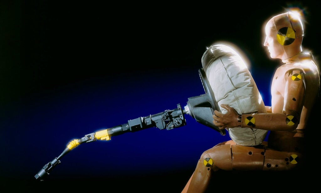 En man sitter på en stol och har en pistol i handen. (AI text)