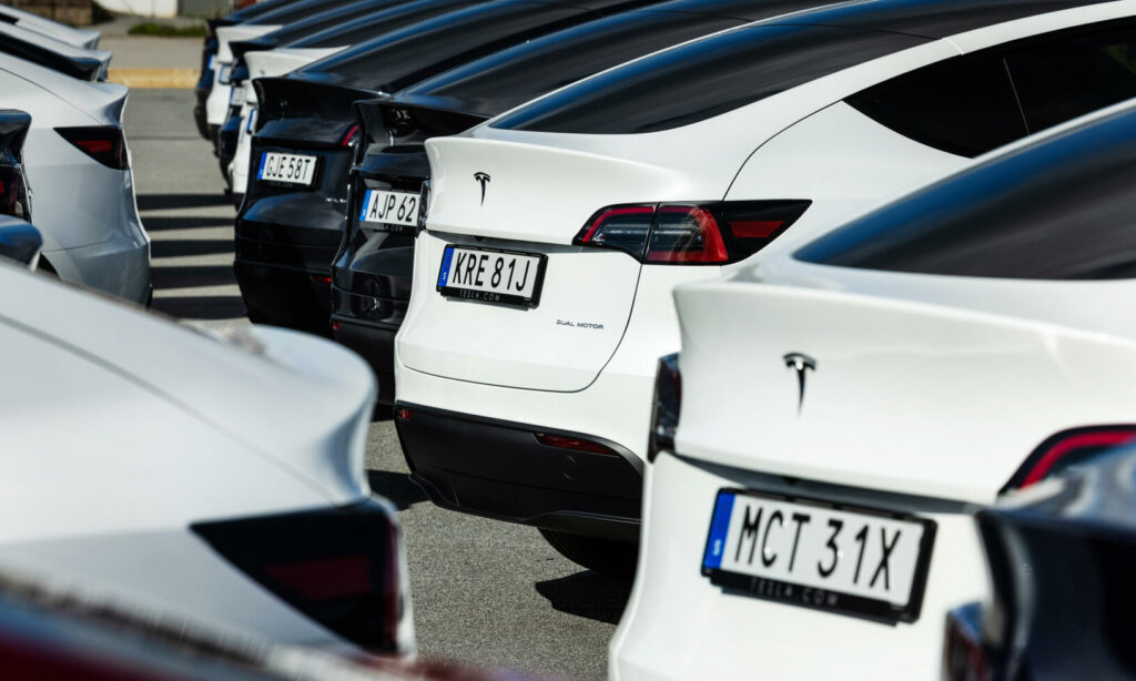 Tesla Model S parkerad på en parkeringsplats (AI text)