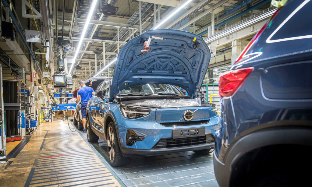 En bil sätts ihop i en fabrik. (AI text)