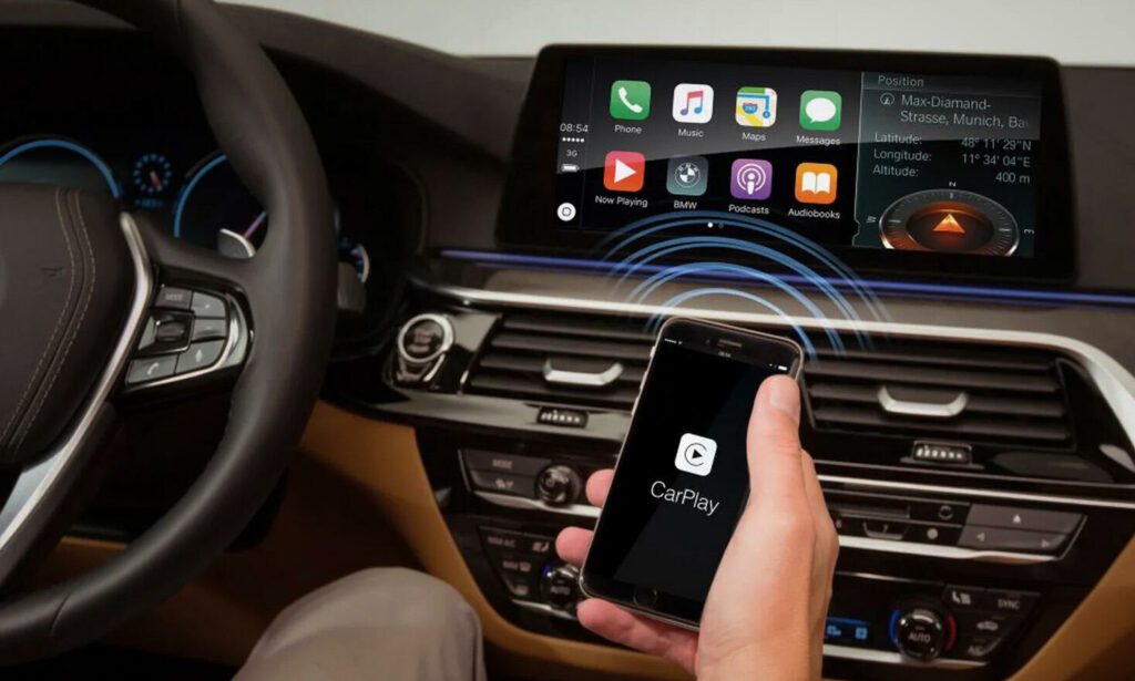 En person använder ett mobiltelefon i en bil. (AI text)