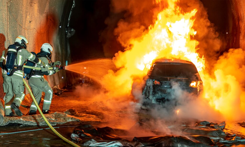 Österrikiska brandmän släcker en bil som del av forskningsstudien.