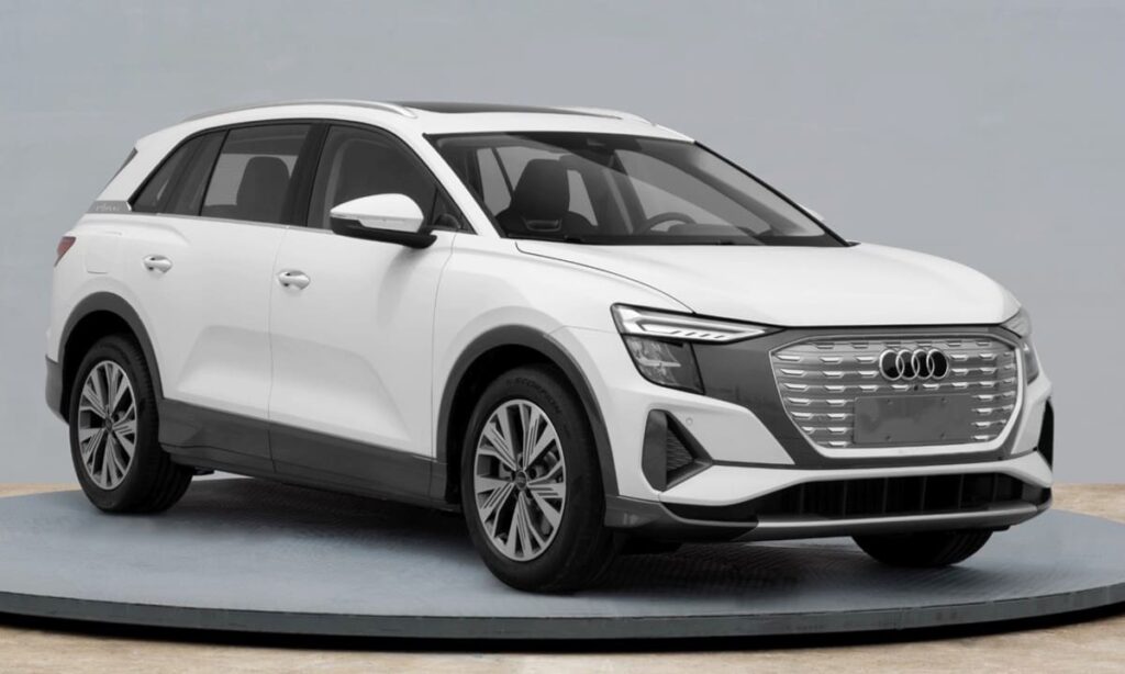 Audi Q7 EV på en cirkelplatta (AI text)