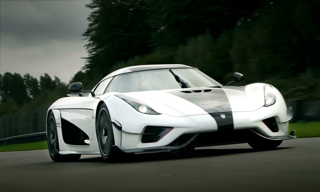 Koenigsegg K1 supersportbil på racbanan (AI text)