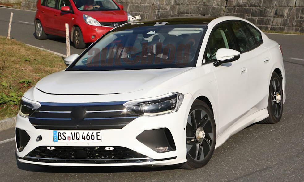 En vit Volkswagen EOS TDI kör längs en väg. (AI text)