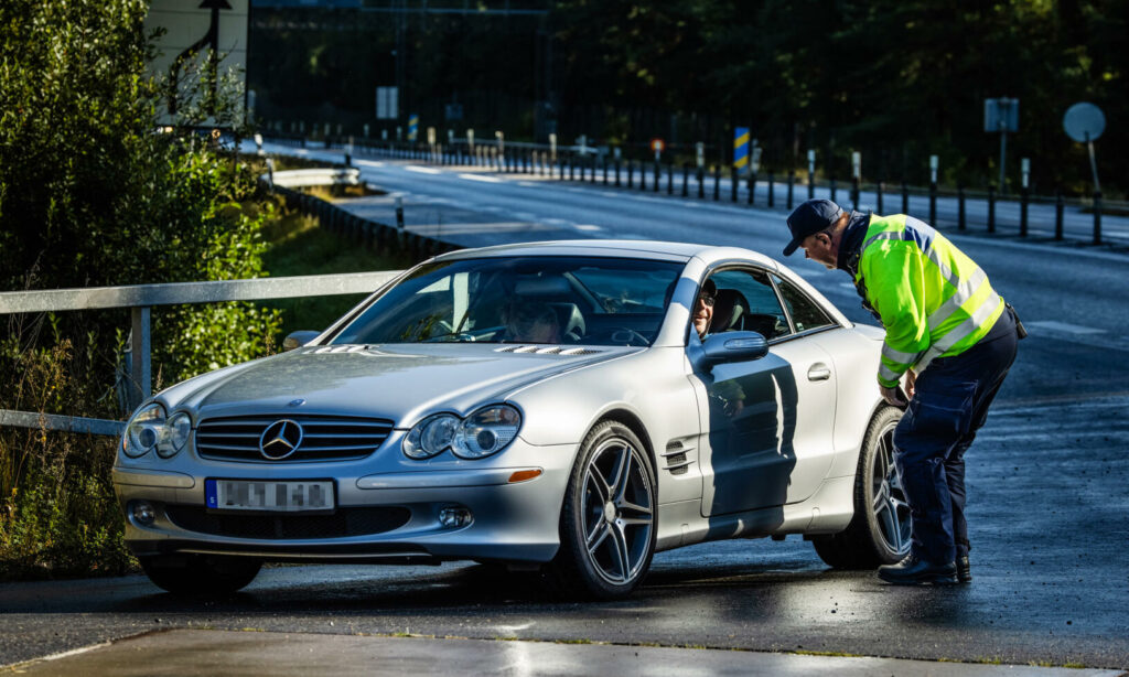 Polisen kan stoppa din framfart och ta dina regplåtar om du har obetalda p-böter och avgifter. Foto: Magnus Fröderberg