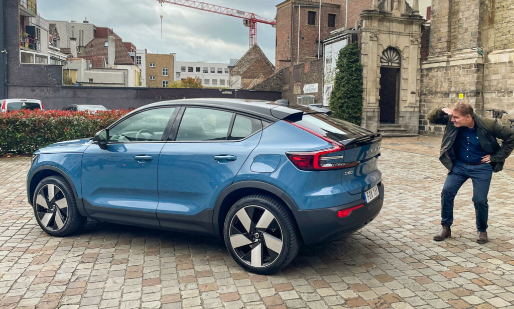 En man står bredvid en Volvo XC90. (AI text)