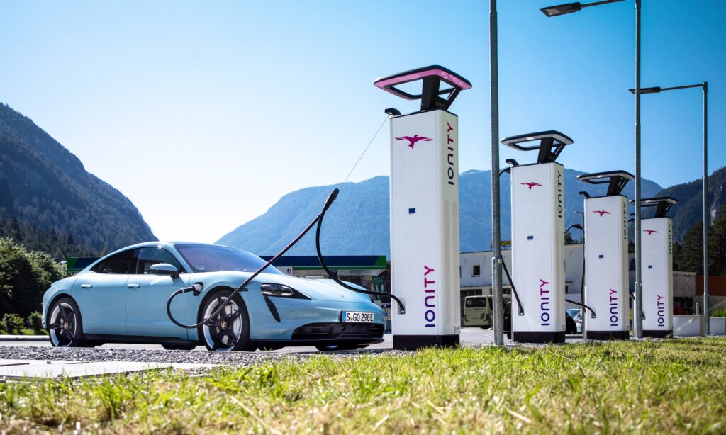 Porsche Taycan är en av elbilarna som kan använda den nya tekniken, meddelar Ionity.